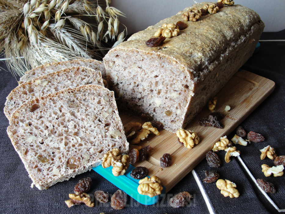 chleb z orzechami i rodzynkami